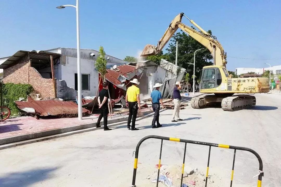 汕头市濠江区马滘街道组织对海明社区桥铺园顶违建厂房进行全面拆除