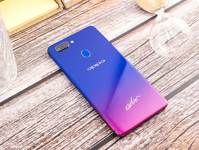 oppo r15星云特别版图赏:红蓝渐变色 撞出新鲜感