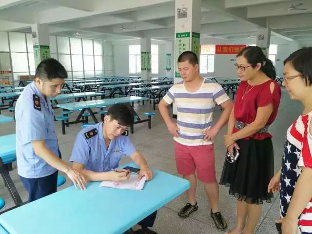 (执法人员检查现场)检查组检查了埭边小学,埭边幼儿园,柯坑小学,南湾