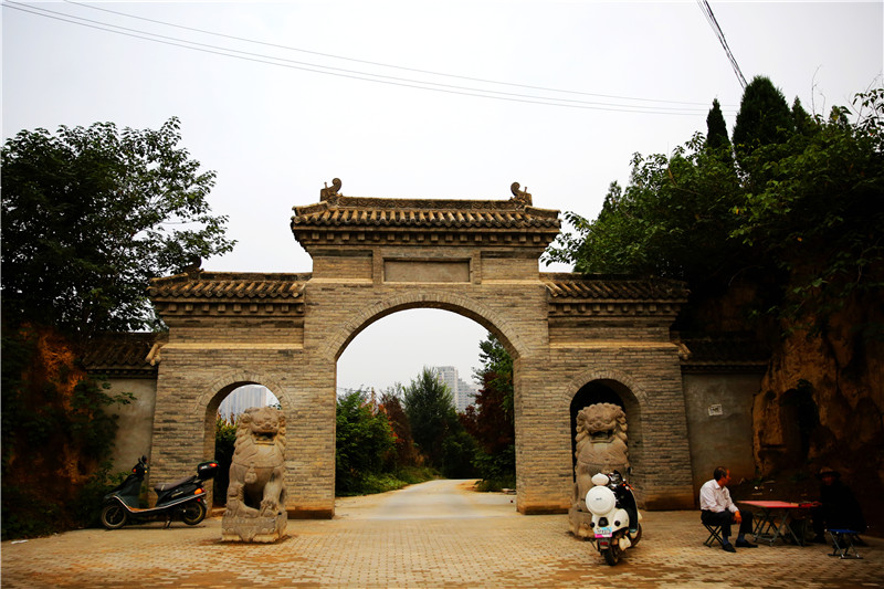 牛光明走拍洞林寺：古建筑遗存遗址 佛塔巍峨信众云汇