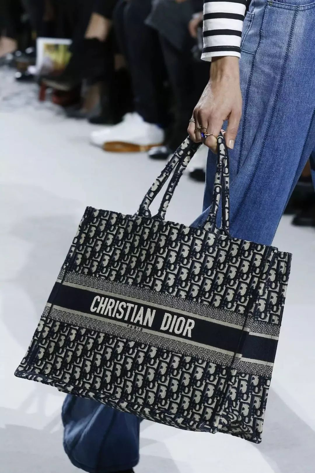 2018春夏的dior oblique手提包更是引领了logo包的big bag潮流, dior