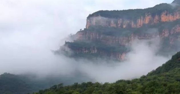 林虑山,位于安阳林州 遥望静穆的群山,涌动的烟云 让烦躁的心一切都