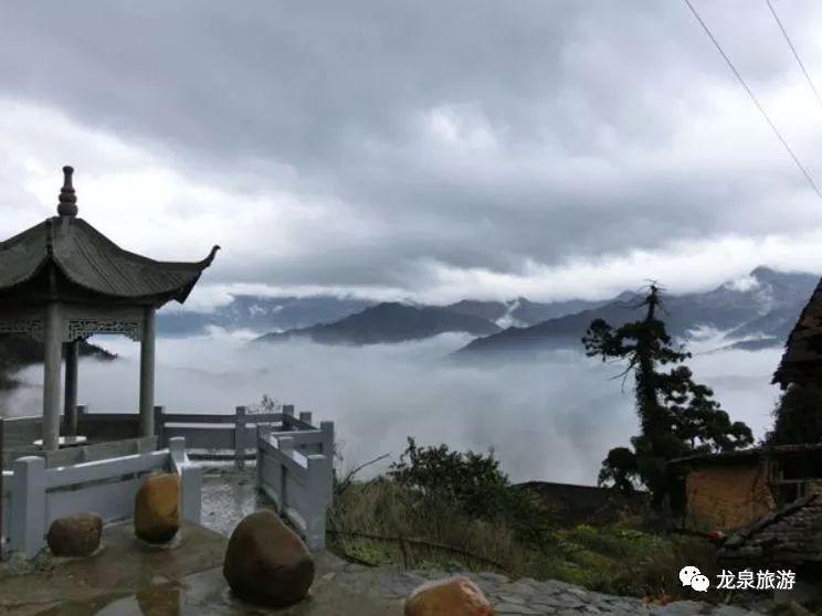 季山头村位于龙泉市安仁镇西南部,坐落于风景秀丽的天平山脚下,是