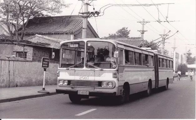 人民汽车公司在1970年试制出bk640b型单机公共汽车,1979年电车公司制