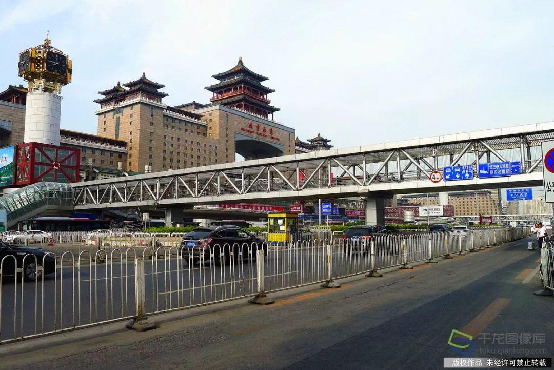 "换装"后的北京西站过街天桥(5月25日摄 图片来源:tuku.qianlong.