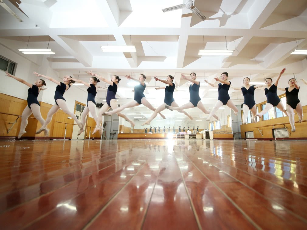 洛阳师范学院女学生穿舞蹈服拍摄毕业照.