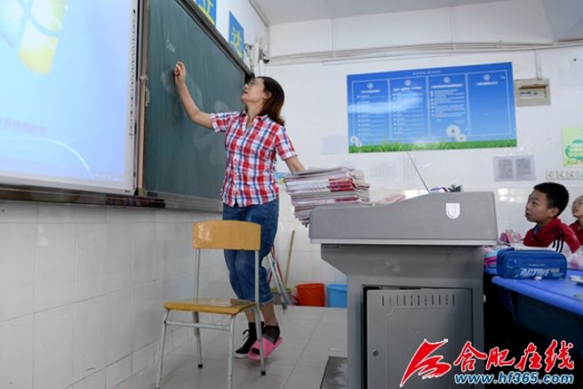 "你拄双拐上课的背影真美"合肥42中两位女教师被学生贴上最美标签!