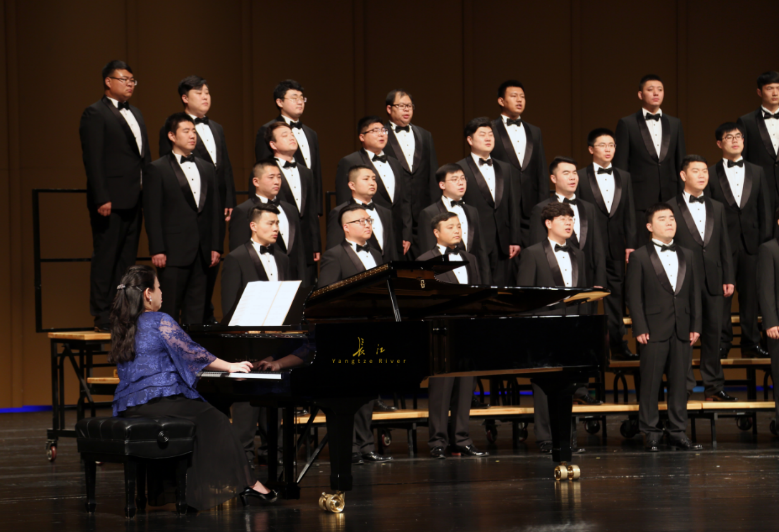 中外歌曲珍品音乐会由中国音协爱乐男声合唱团常任指挥,意大利籍音乐