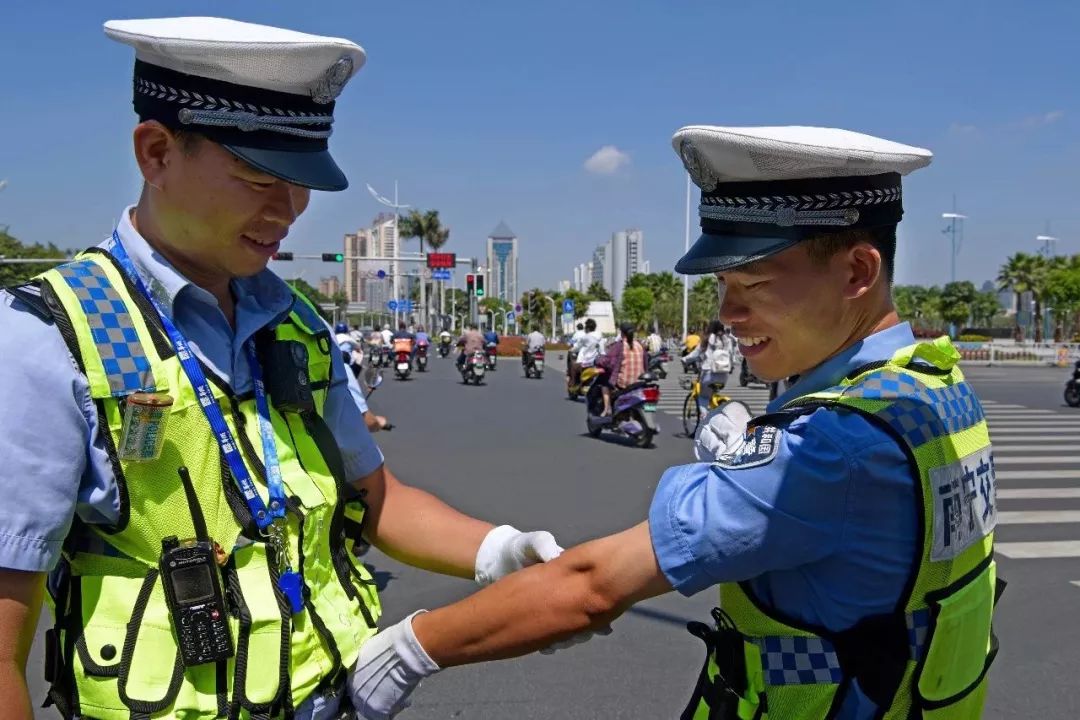 万万没想到!烈日下执勤的交警,鞋子居然是这个画风!