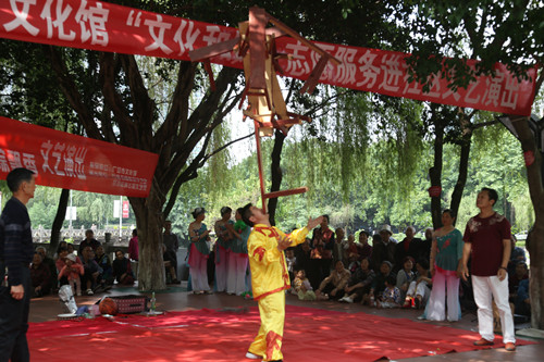 广安市文化馆举行"文化和风"志愿服务进社区文艺演出