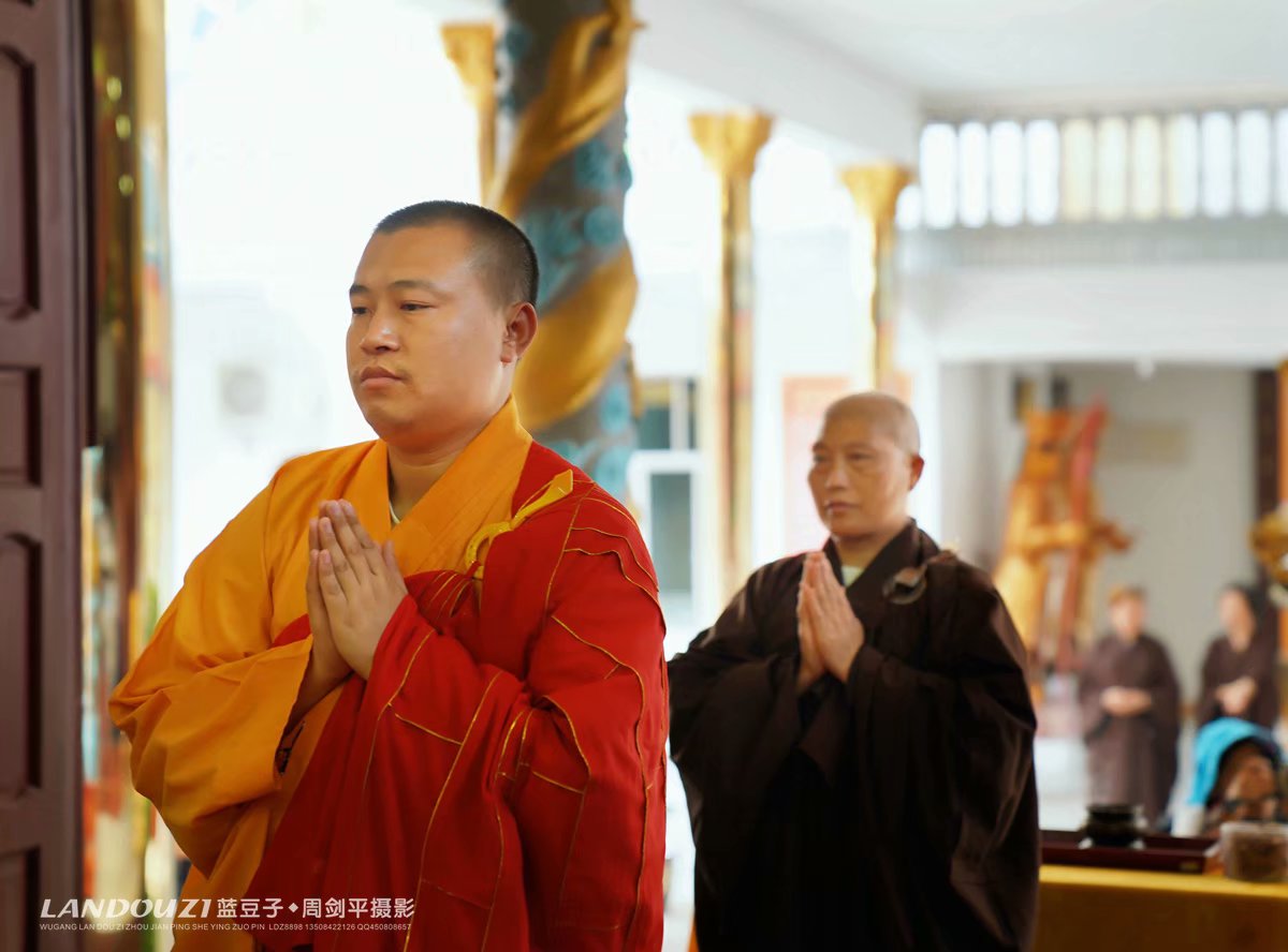 武冈伴山寺举行千人浴佛节祈愿全市人民都平安健康