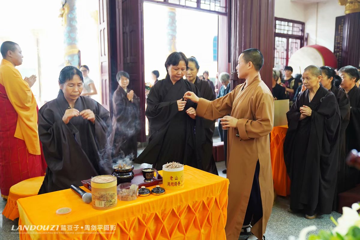 武冈伴山寺举行千人浴佛节祈愿全市人民都平安健康