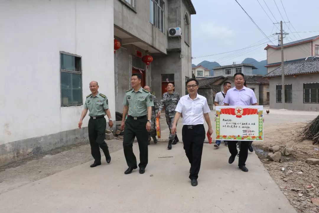 桂林警备区领导和市民政局领导为在75180部队服役的我县西岭镇石脚村