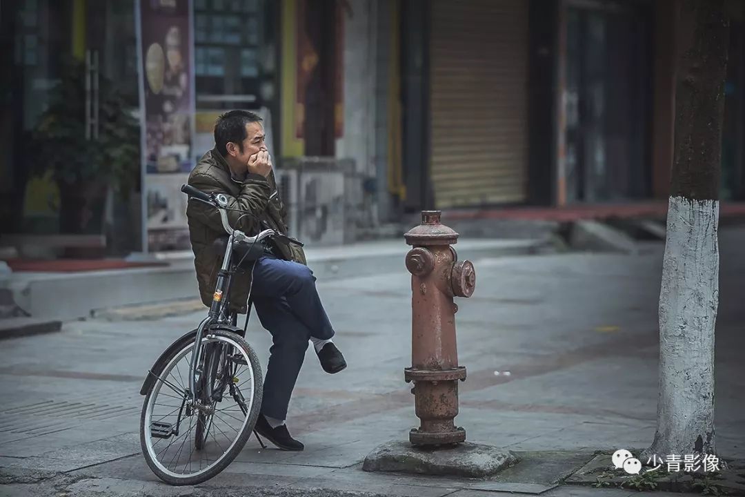 古宋镇香山西路,发呆的中年男人