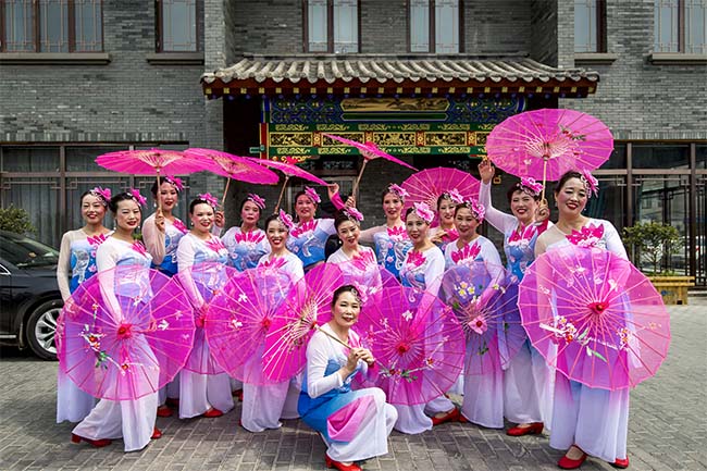 河南汤阴:旗袍秀舞蹈队舞出江南风,油纸伞秀出烟雨风韵