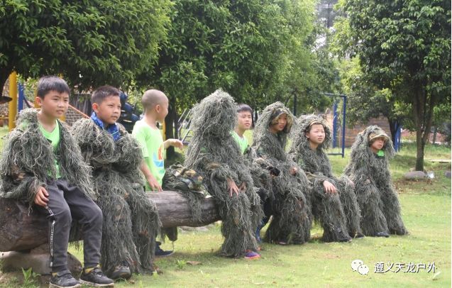 学习化"迷彩妆",了解伪装技巧,穿戴伪装服装,了解伪装环境与地形