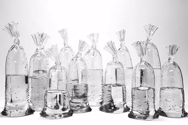 艺术丨用玻璃打造出的超逼真“袋装水”