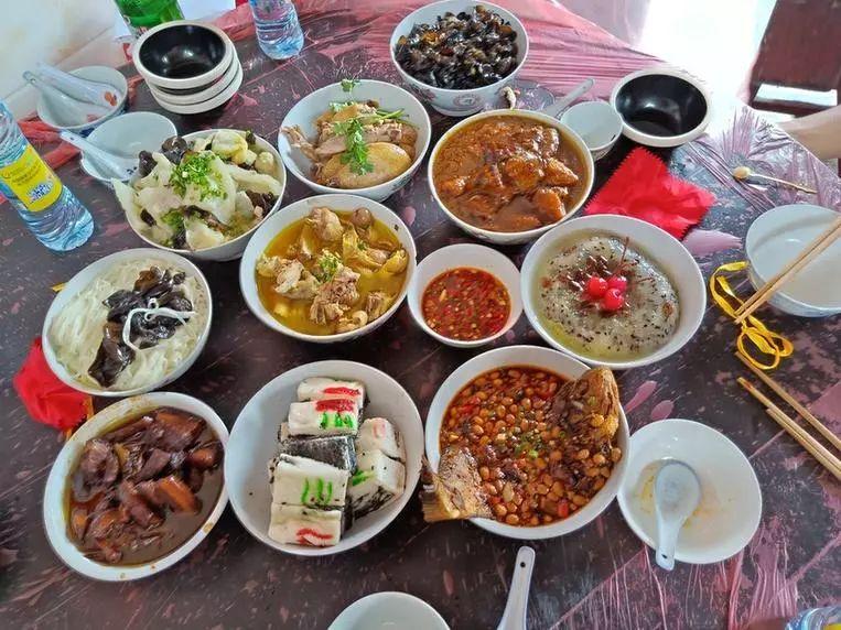 美食 正文  张坊村的"八大碗"的烹调方法来源于传统的赣菜与客家菜