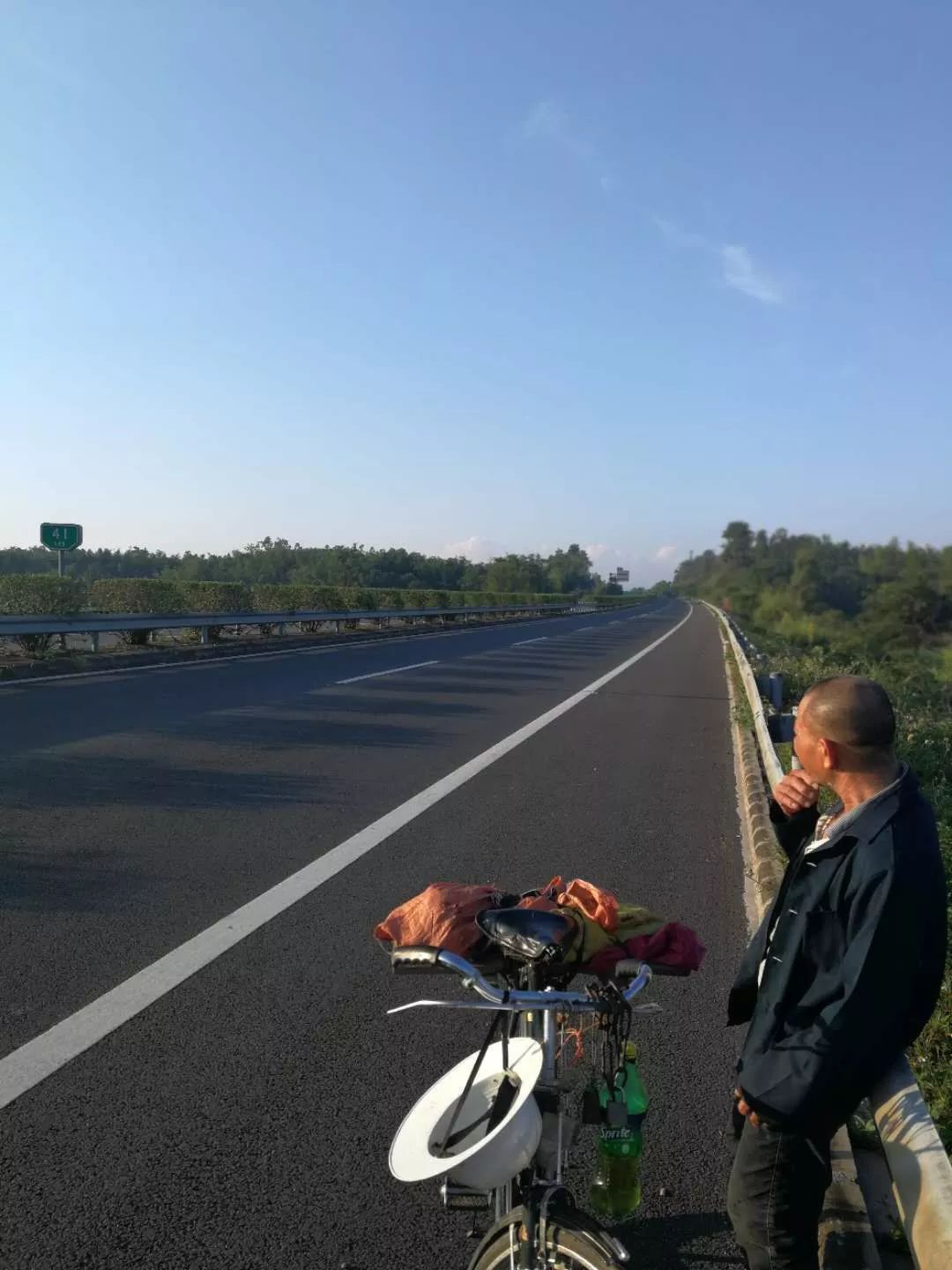 台山阿伯骑自行车"淡定"上高速,还逆行!惊险,大呼一口气!