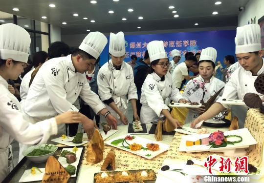 中新网扬州5月26日电 (记者 崔佳明)26日,扬州大学旅游烹饪学院举行