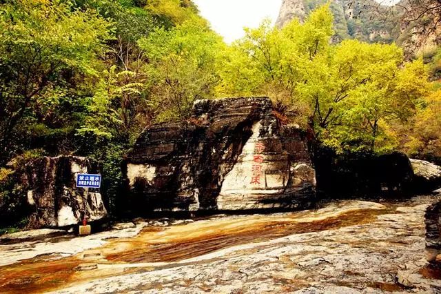 孤山寨最著名的地质奇观便是"一线天"了. 千古河床