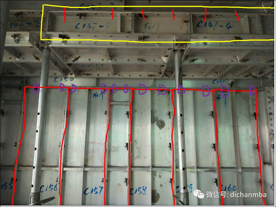 一张铝模板,角落是必须要有销钉固定牢的,然后视板的宽度来确定中间