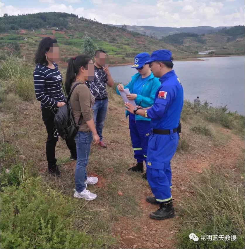 昆明蓝天救援队赶到现场,将遇难者遗体打捞出水面,随后让家属确认.