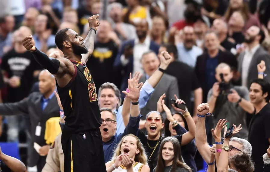 nba技术台庆祝谁最霸气?科比夺冠后享受欢呼,詹姆斯双手捶胸