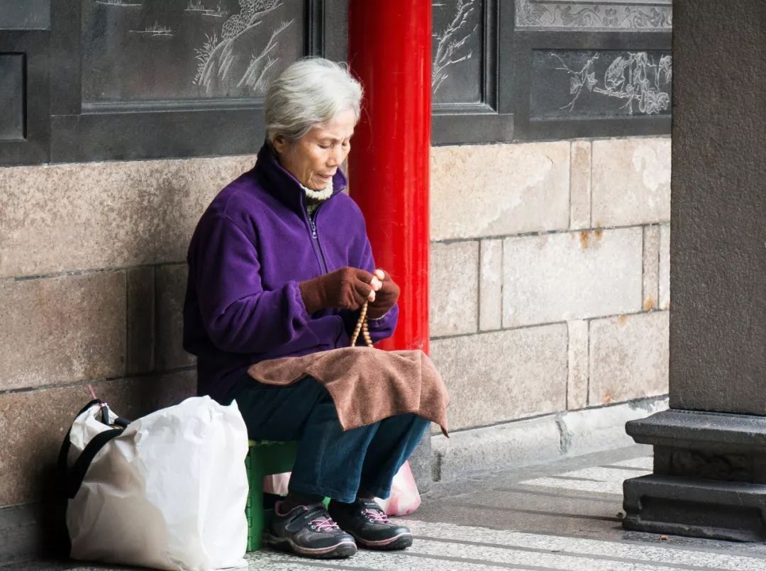 当着空巢老人的爸妈,嘴上说不要你养身体上其实已经差到不行了.