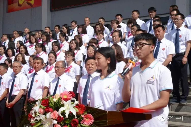 怀仁一中2018届学生18岁成人礼,声势浩大,场面壮观!