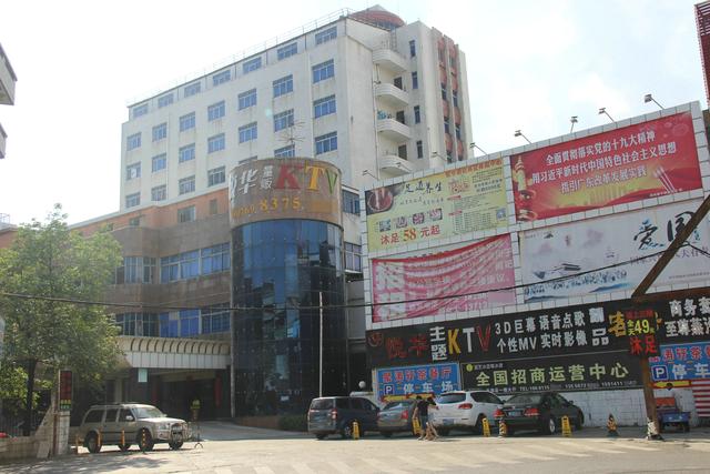 这是海霞酒店,位于常平大道,貌似是重建过.