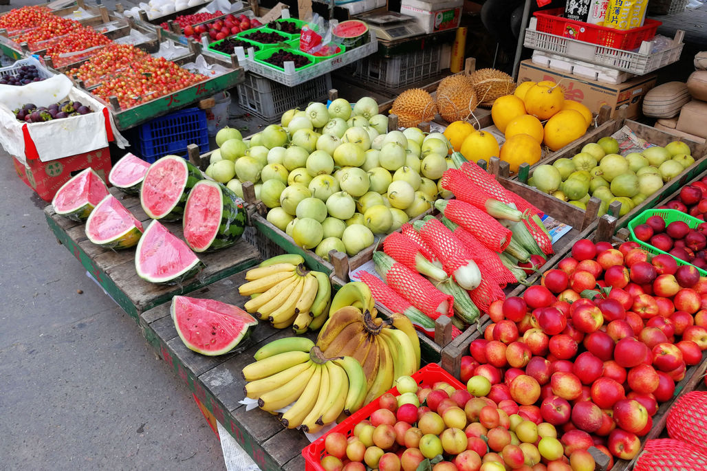 这个水果摊更加丰富了,随便在一个小市场上走走,水果多的让你眼花缭乱