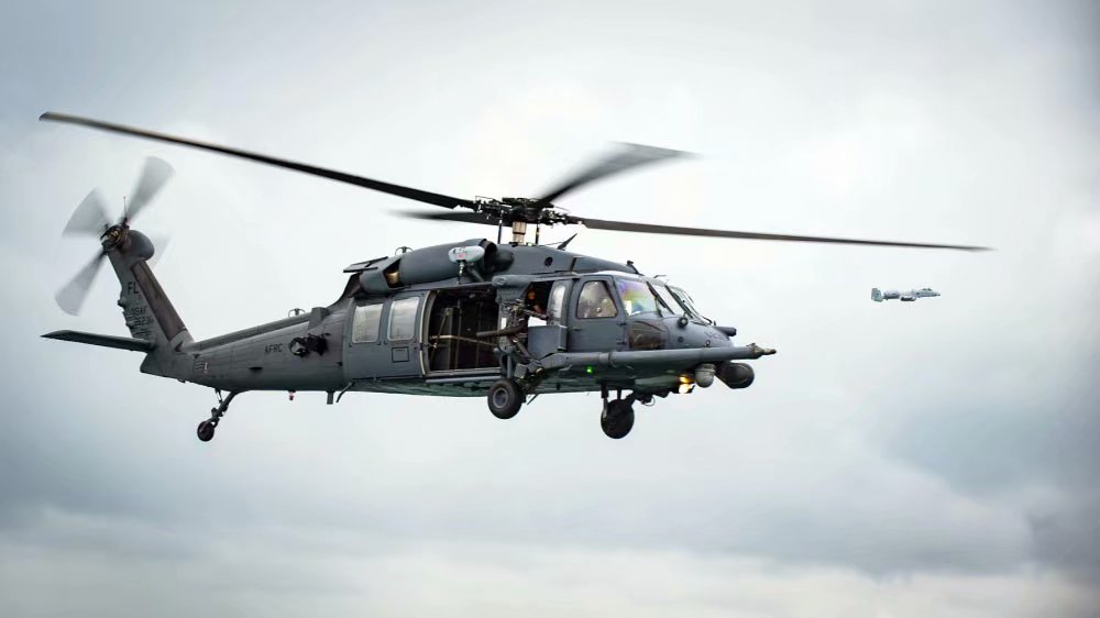 雨中加油:"铺路鹰"直升机追赶hc-130加油机