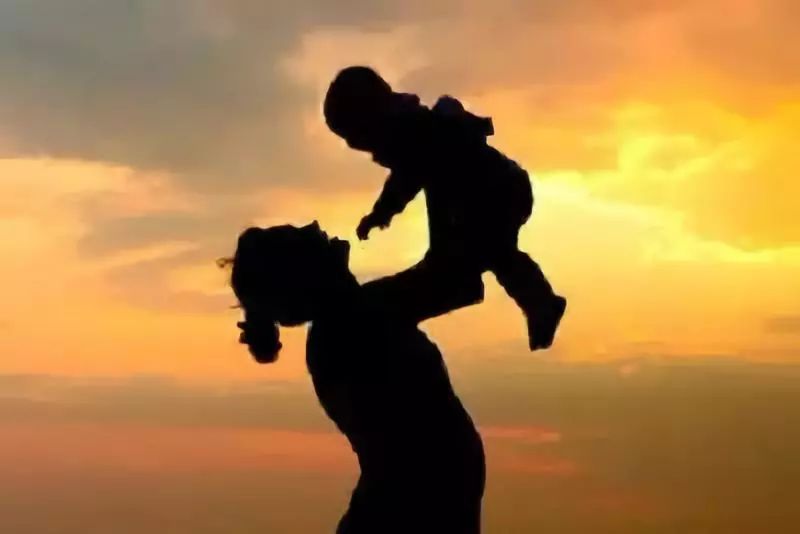 保险 才是陪伴孩子一生的爱!一位母亲给孩子投保后的一句话 值得深思.