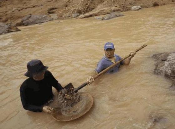 泰国有条金运河,洪水让农民发财,72岁淘金者捞到上万元的金块