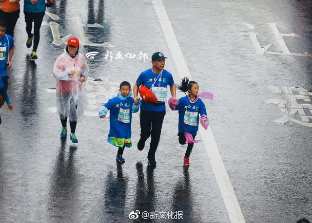 2018长春马拉松鸣枪起跑30000人雨中激情开