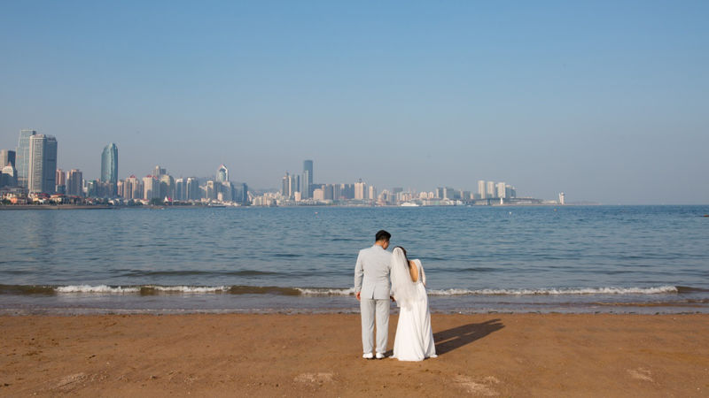 海水婚纱照_海水中的婚纱照图片