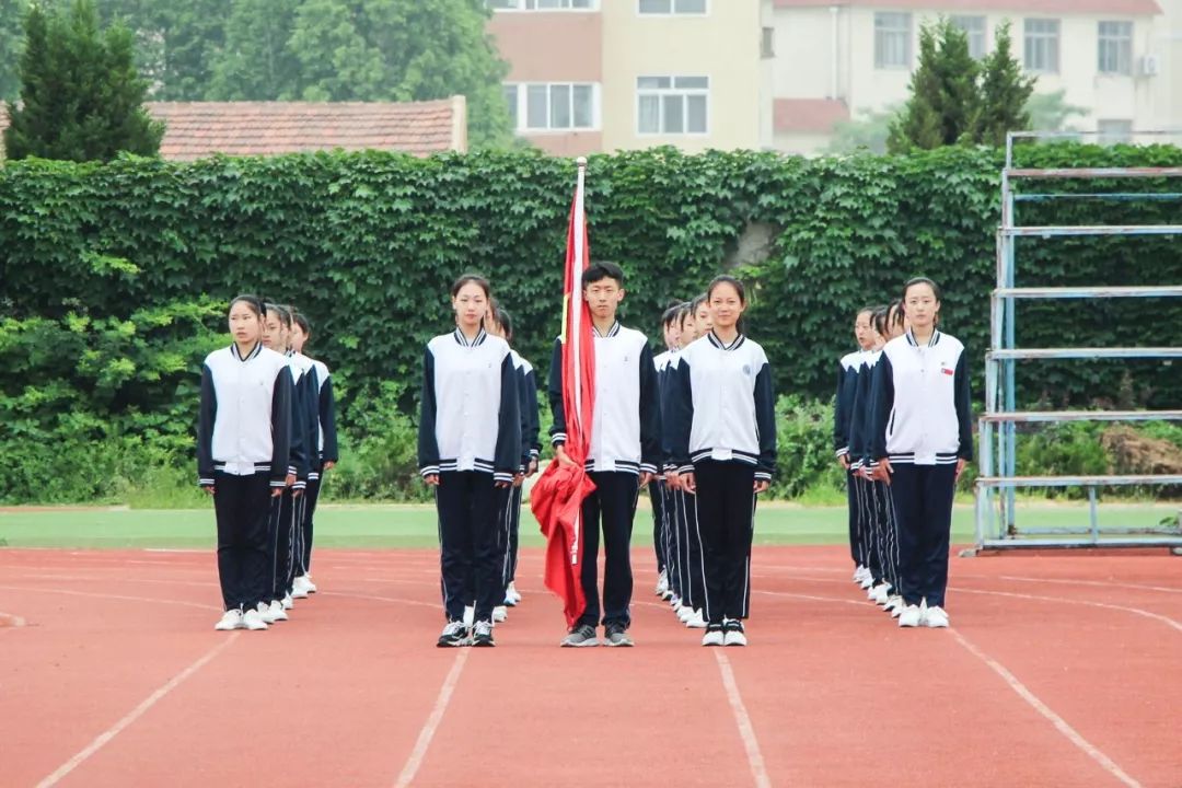 【青岛艺校国旗下演讲】七色彩虹迎上合峰会 文明礼仪做艺校学生