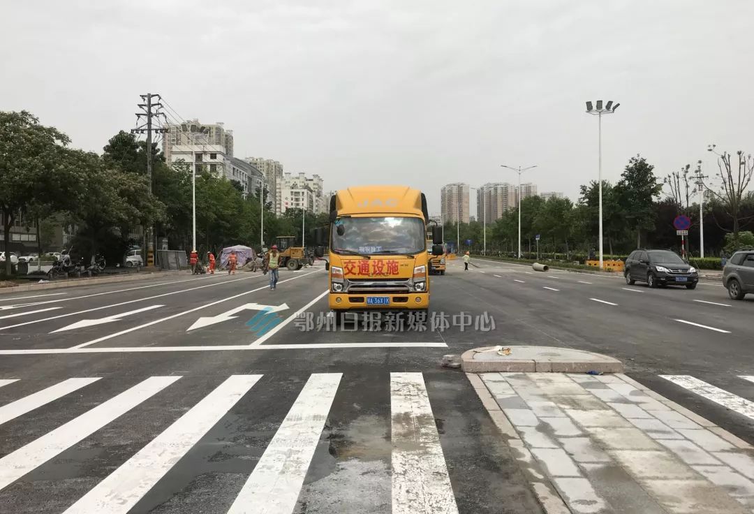 鄂州市凤凰路与 滨湖南路十字路口(康城北 鄂州的市民这下要开心了!