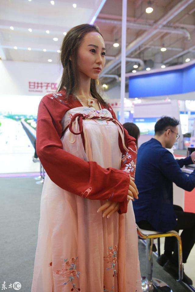 大连工业博览会上的美女机器人 会说话还会鞠躬