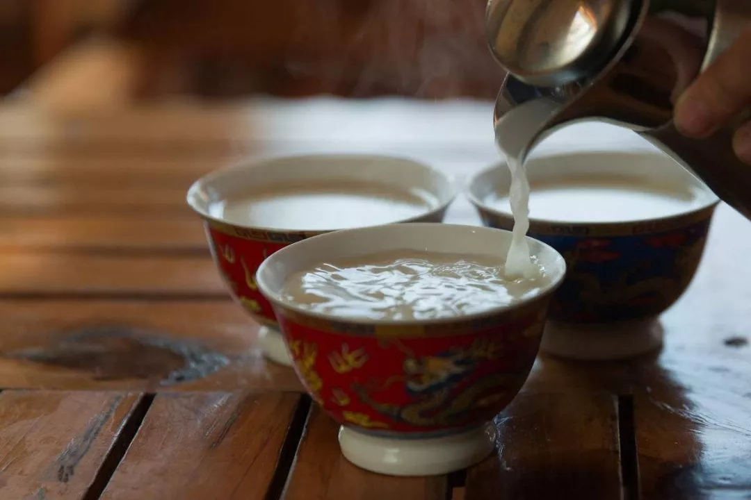 所以在纳西族人的早餐里还有一道非常传统的早茶,那就是酥油茶