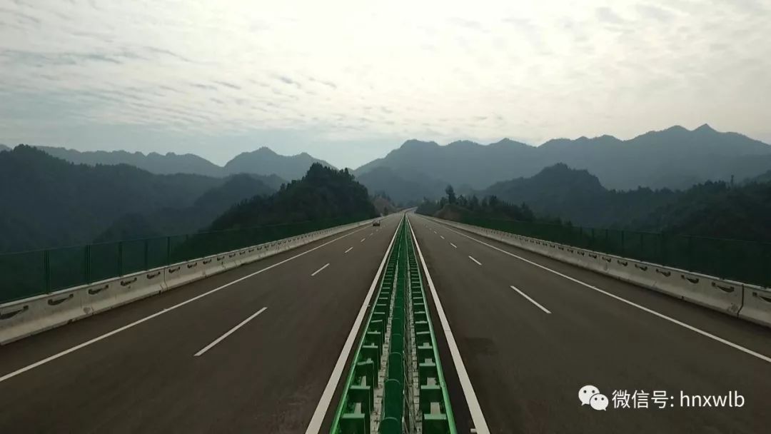 克服湖南复杂的地质地貌,建设完成以邵怀高速雪峰山隧道,吉茶高速矮寨