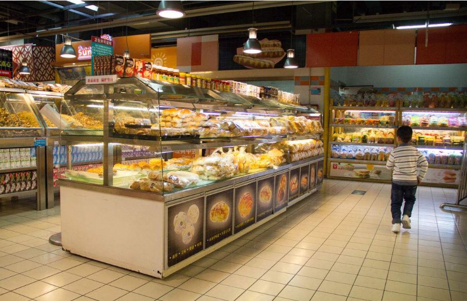 (3)与肉类部相邻,鼓励关联性购买 面包房是与熟食部并列的超市生鲜区