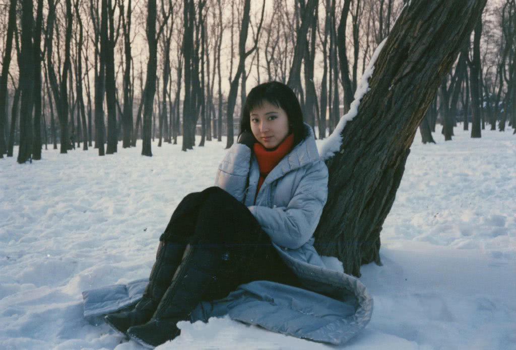 陈晓旭倾城倾国的生活照,第二幅图,一个人在雪里静悄悄的坐着