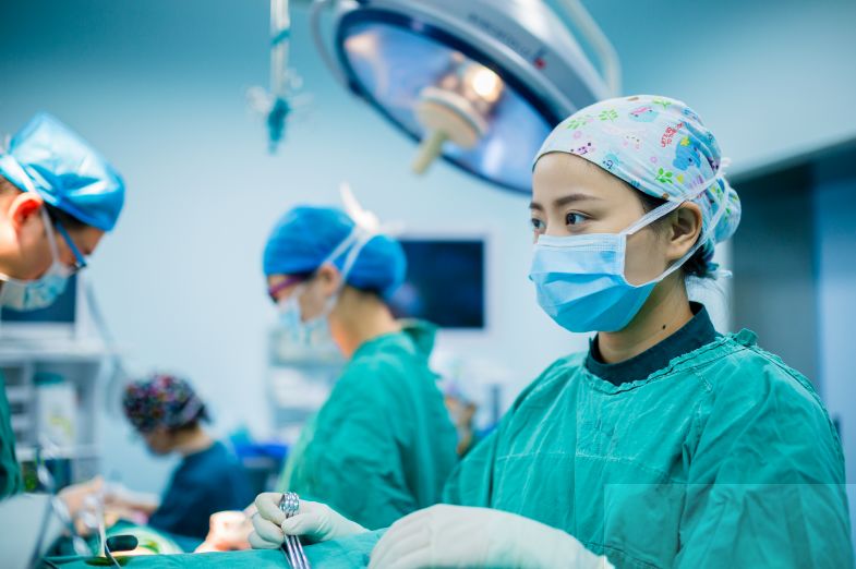 陈松妍 武汉市第三医院 麻醉科  在手术室内里,专注守护的麻醉护士.