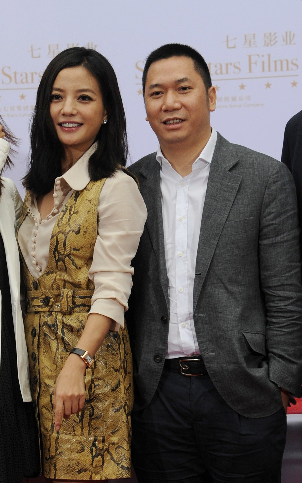 2008年,赵薇与商人黄有龙交往,同年,二人注册结婚.