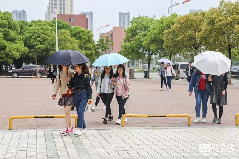 这所大学有10000 个美女,一个豪华食堂和消失的美食街!