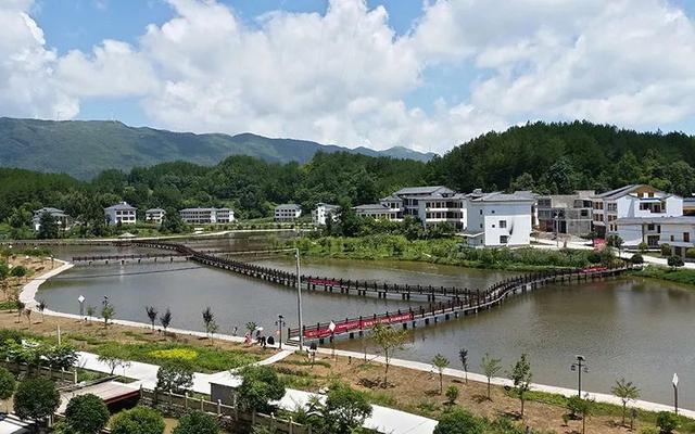 目前,利川市民宿旅游产业涉及到50多个村,民宿经营户近1200多户,客房