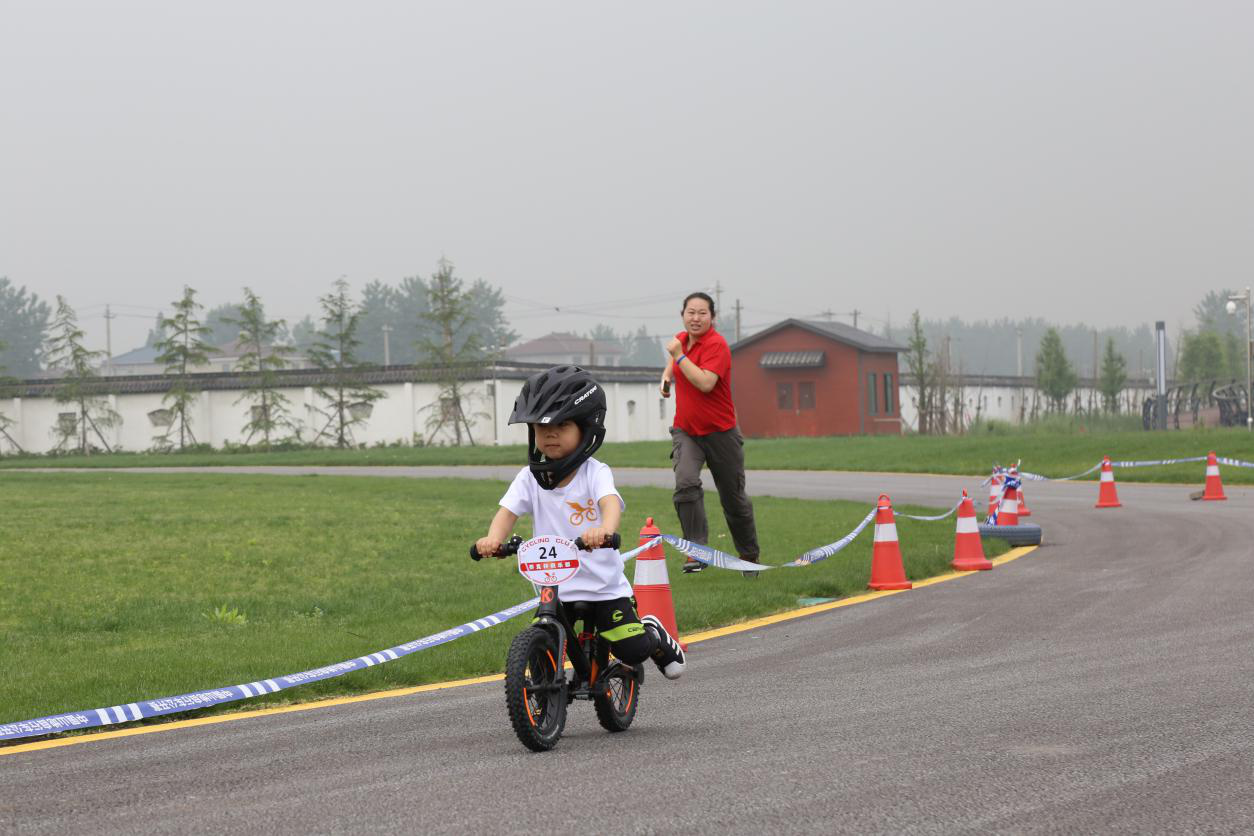 感动瞬间:小选手在比赛的时候,家长也在赛道外奔跑,为孩子鼓劲加油!