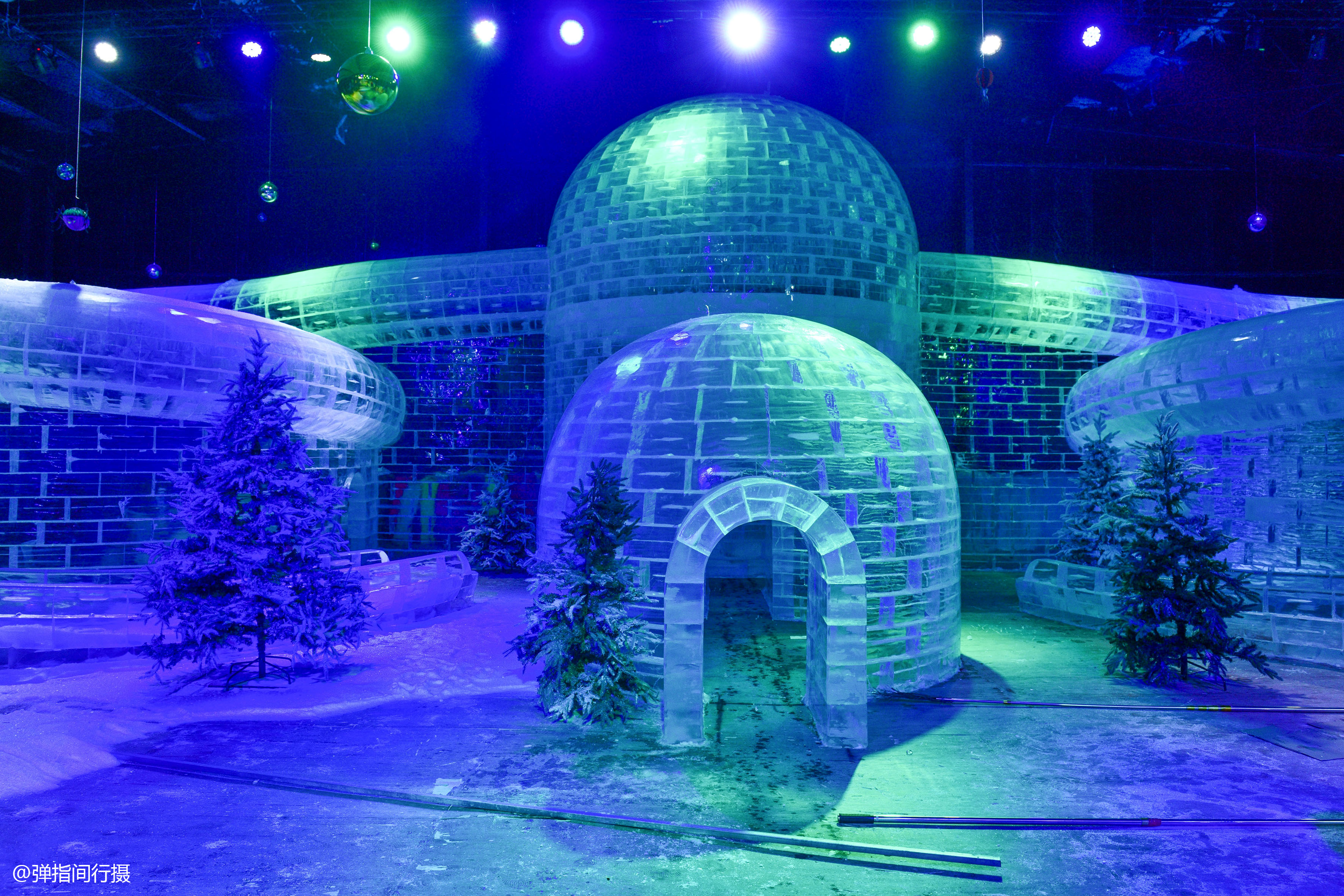冰雪游乐馆采用纯天然透明冰块,给游客呈现一个国内一流的室内冰雕展